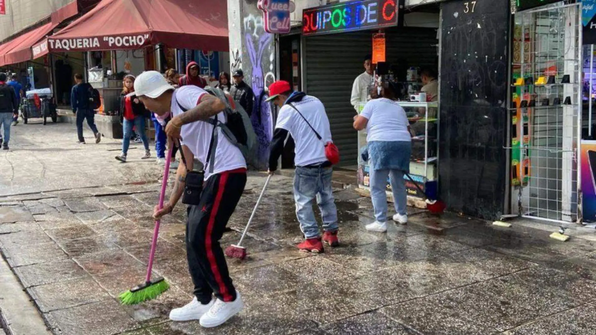 Ambulantes retiran puestos de la vía pública